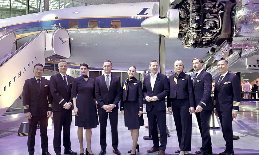 Vor der Super Constellation: Lufthansa-Angestellte mit der neuen Uniform, dazu Lufthansa-Chef Jens Ritter (4. v. l.) und Kommerzchef Heiko Reitz (6. v. l.).