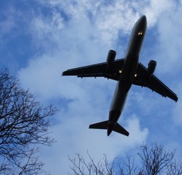 Flugzeug im Landeanflug: Was treibt es in Zukunft an?