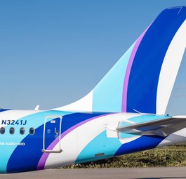 Der neueste Airbus A220 von Jetblue, mit neuem Design: Das Heck zeigt geschwungene Formen.