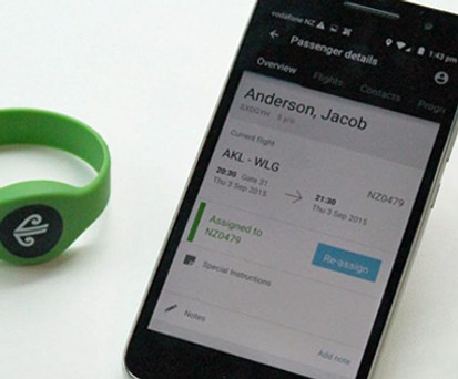 Schlaues Armband: Dank der Technik sollen Eltern sich wohler fühlen und Flugbegleiter es einfacher haben.