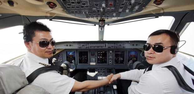 Am 2. April war es soweit. Die Piloten starteten die Motoren der ARJ21 Nummer 5 (Seriennummer 105). Die chinesische Passagiermaschine hob dabei zum ersten Mal mit Passagieren ab.