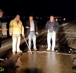 Mitarbeiter des Flughafens Rhodos: Das Loch in der Piste war riesig.