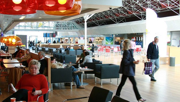 Fast-Food- und traditionelle Restaurants sollen den Passagieren Island schmackhaft machen.