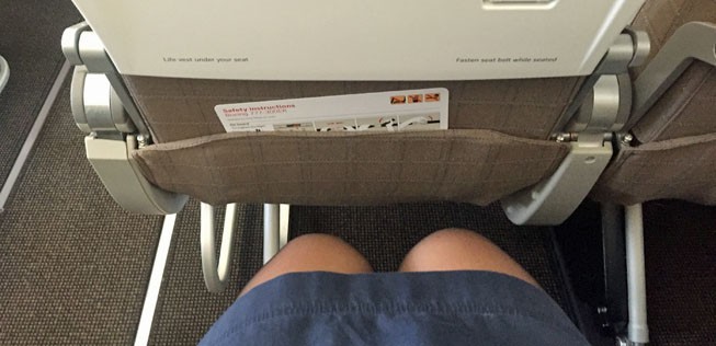 Der Sitzabstand ist dort allerdings wirklich gering – geringer als bisher. Dafür lässt sich die Rückenlehne weiter nach hinten kippen. Das Interieur wirkt zudem insgesamt geräumiger – die Boeing 777 ist breiter als der A340.