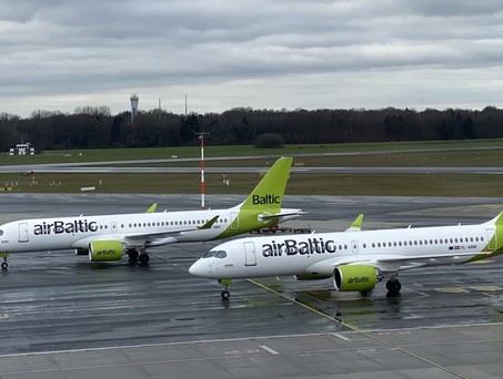 Zwei Air-Baltic-Flugzeuge: Die Airline  leidet unter einer immensen Schuldenlast.