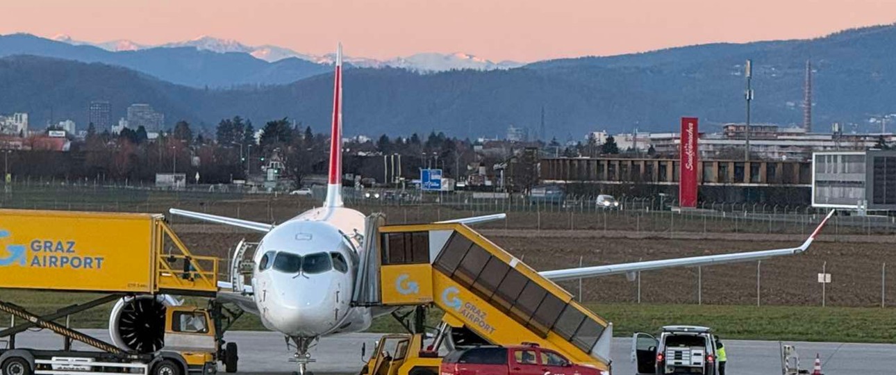 Der Airbus A220 von Swiss in Graz: Das Triebwerk wird demontiert.