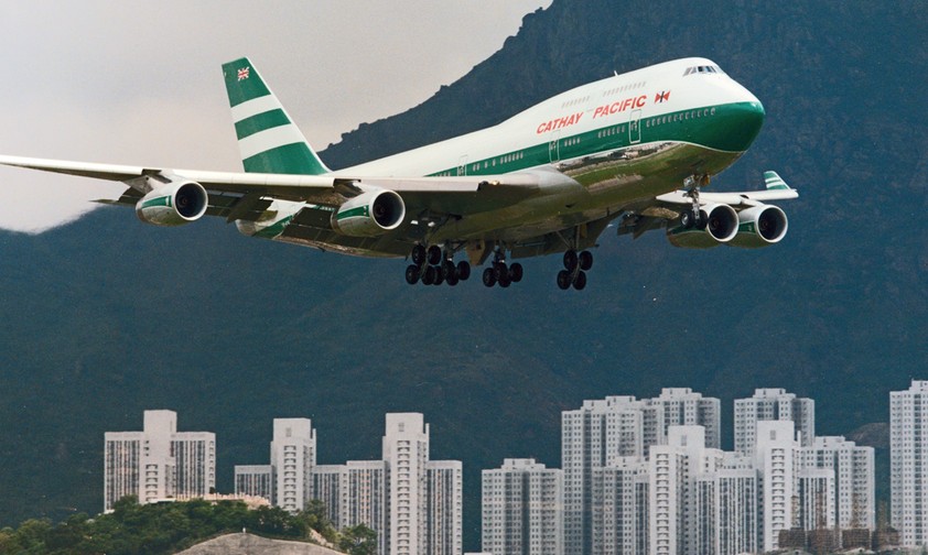Anflug auf Kai Tak: Der alte Flughafen von Hongkong ist untrennbar mit der Geschichte von Cathay verbunden.