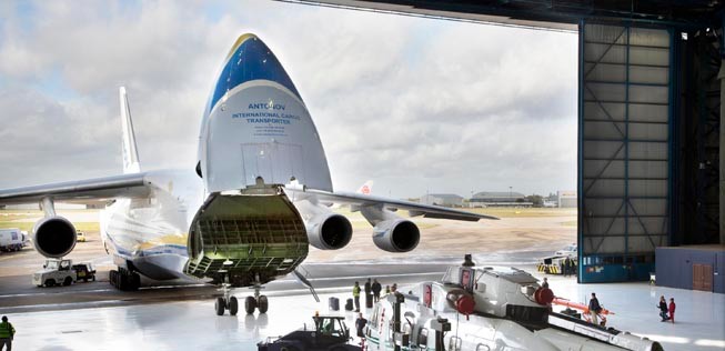 Die Entwicklung der Antonov An-124 begann in den Siebzigerjahren. Ursprünglich ging es darum, einen großen Transporter für die sowjetische Armee zu bauen.