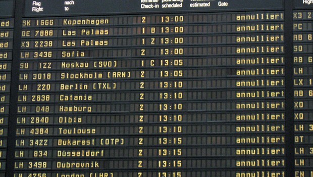 Anzeigetafel am FLughafen: Annuliert, annuliert, annuliert.