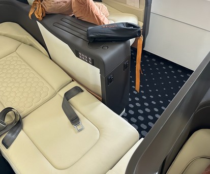 ... sind in einer 2-2-Konfiguration verbaut und lassen sich in flache Betten verwandeln. Für die Nacht gibt es eine Matratzenauflage.