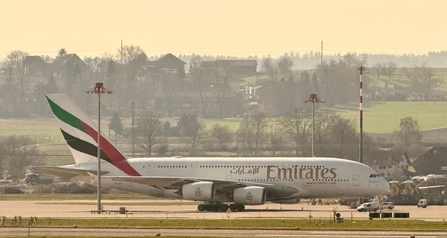 Zu Beginn des Iran-Kriegs in Zürich geparkter Airbus A380 von Emirates: Die Golfairline sieht beste Buchungszahlen.