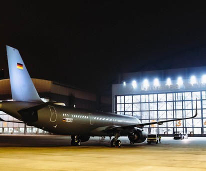 Der erste Airbus A321 Lr der Flugbereitschaft vor dem Hangar von Lufthansa Technik in Hamburg.