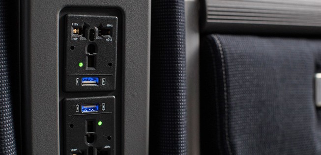Die USB-Anschlüsse sind in der Premium Economy ergänzt durch Steckdosen.