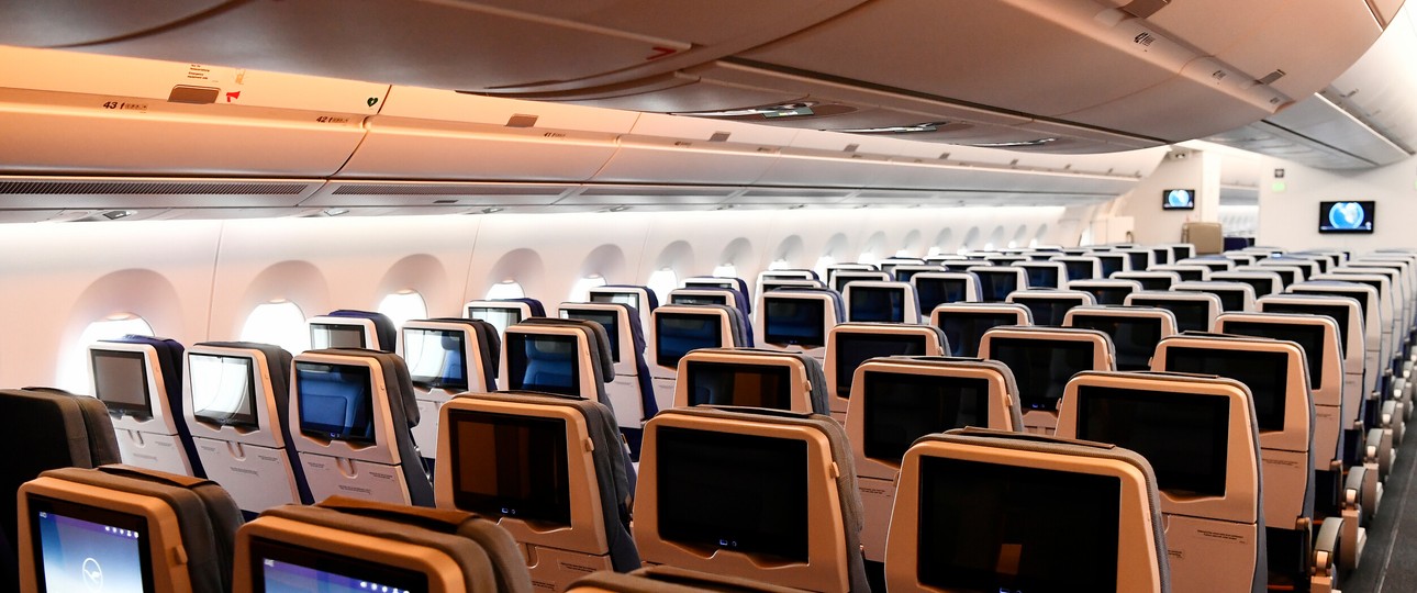 Airbus A350-900 von Lufthansa: Die Fluggesellschaft passt bei vier Maschinen die Konfiguration an.