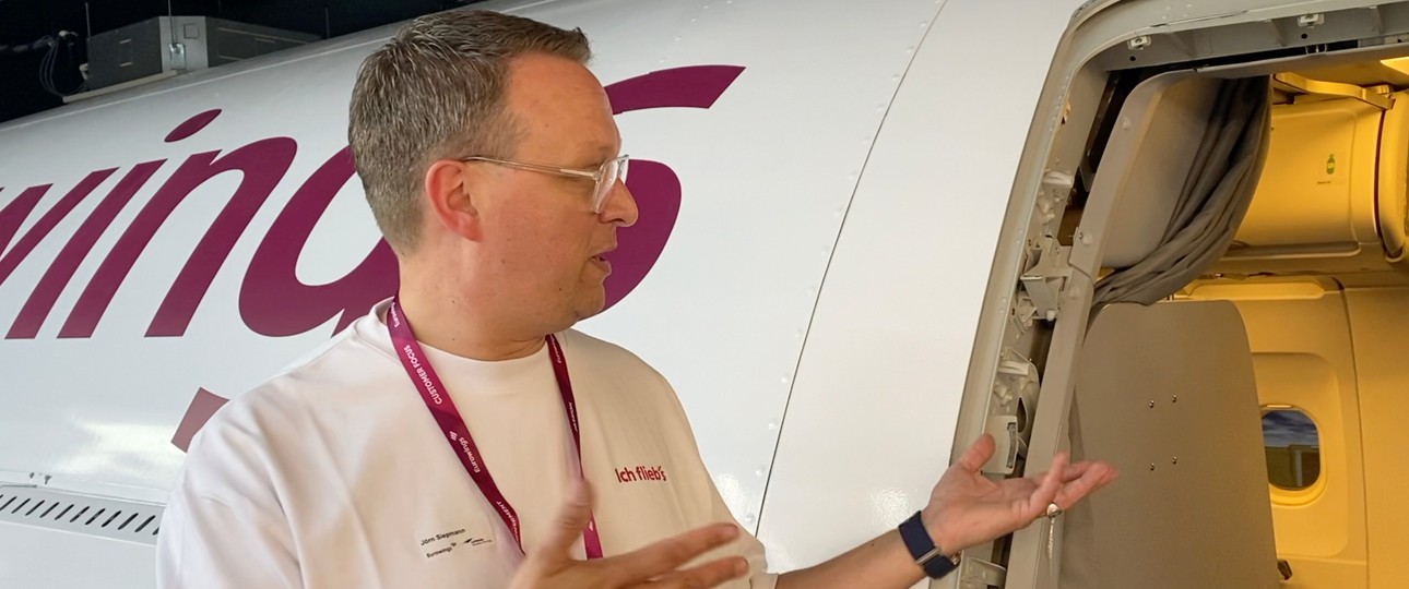 Eurowings-Trainer Jörn Siepmann im neuen Center: Wird hier künftig Kabinencrews schulen.