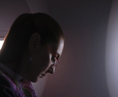 Claudia Sheinbaum im Flugzeug: Auch in der Economy Class kann man arbeiten. 