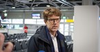 Engelbert Lütke Daldrup, Geschäftsführer der Berliner Flughafen Gesellschaft, erklärt im Flughafen Berlin-Schönefeld die geplanten Ausbau-Maßnahmen für den zukünftigen BER