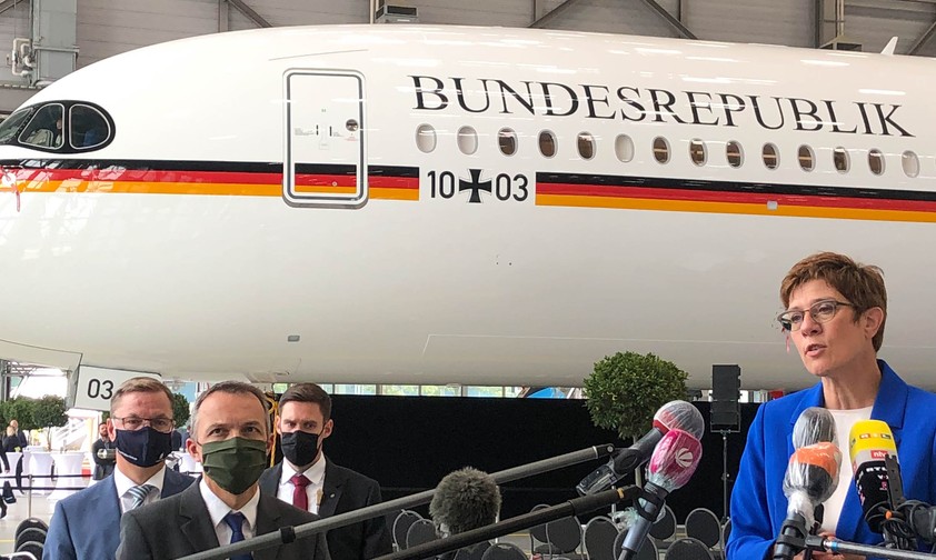 Die deutsche Verteidigungsministerin Annegret Kramp-Karrenbauer vor dem ersten Airbus A350 der Flugbereitschaft