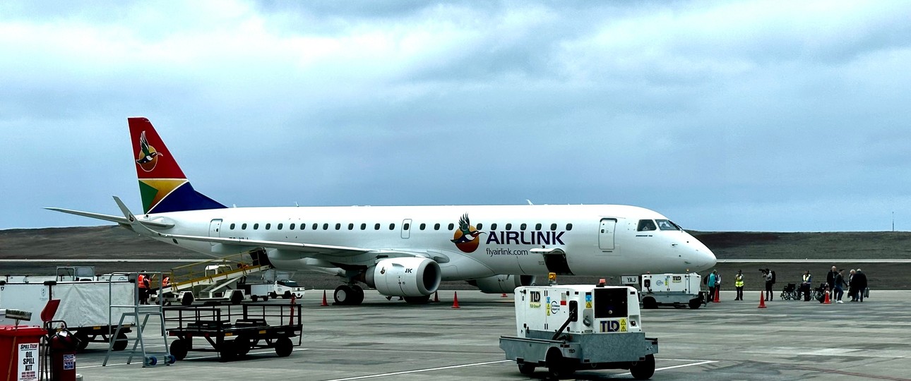 Embraer E190 von Airlink am Flughafen St. Helena: Auf einem Flug saß auch eine infizierte Frau. 