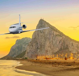 Businessjet vor dem Felsen von Gibraltar: Das britische Territorium baut ein eigenes Flugzeugregister auf.