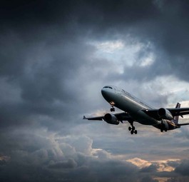 Ein Flugzeug am grauen Himmel: Turbulenzen haben in den vergangenen Jahrzehnten zugenommen.