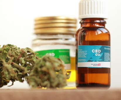 CBD-Öl: Kann zu einem positiven Dorgentest führen.