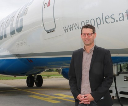People's-Chef Thomas Krutzler vor der Embraer E170: Der Jet wird im Sommer gewartet.