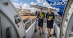 Air-Baltic-Flugbegleiterinnen am A220: Die Airline setzt voll auf das Airbus-Modell.