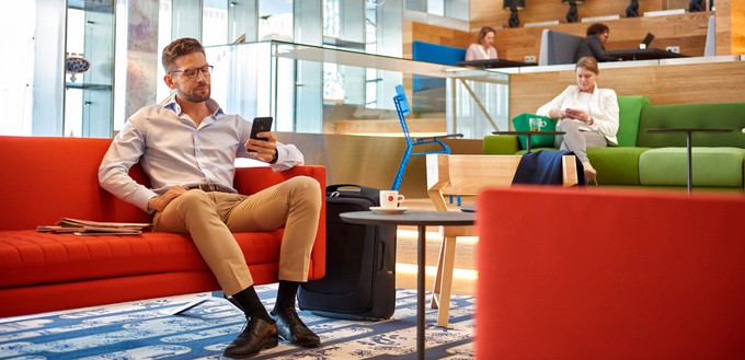In der Business-Class- und Vielflieger-Lounge kehren Interkontinental-Passagiere ein.