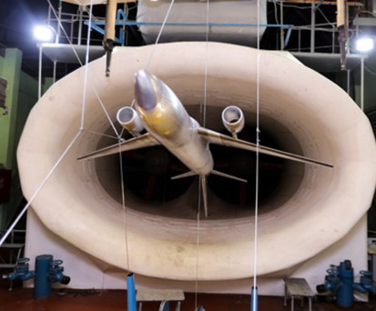 Mit drei kleinen Modellen macht Russland erste Windkanaltests für Langstreckenflugzeug-Konzepte. Die Tests finden kopfüber statt.Hier zu sehen: Entwurf MS-1 mit kreisrundem Rumpf.