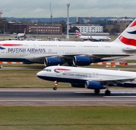 Zwei Airbus-Maschine von British Airways in Heathrow: Die Regierung hat sich für den Entwurf mit einer 3500 Meter langen Piste entschieden.  