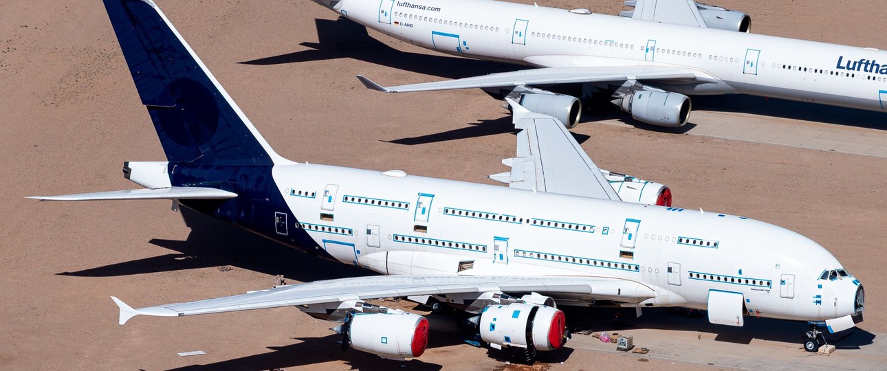 Ein Airbus A380 (und ein A340) von Lufthansa im April im spanischen Teruel: Die Ersatzteile sind begehrt.