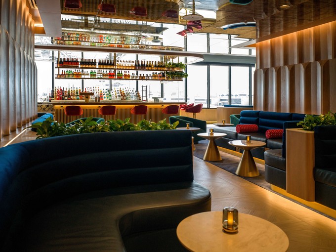Die Bar ist das Herzstück der neuen Lounge von British Airways in Miami.