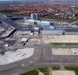 Platz 10 - Flughafen Kopenhagen: Restaurants, Bars, Hotels - sogar eine Sauna gibt es hier. Außerdem schätzen Passagiere die Nähe zum Stadtzentrum. In nur 12 Minuten ist man dort.