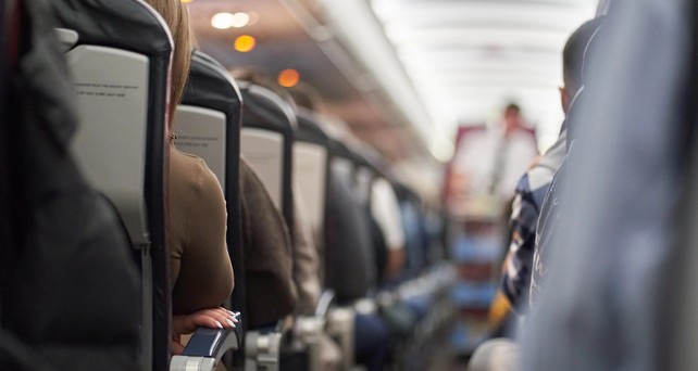 Flugzeugkabine: Die Zahl pöbelnder Passagiere nimmt zu.