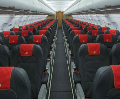 Alitalia entwirft die Kabine neu: Jeder Sitz in der Economy erhält neue rote Kopfdecken.
