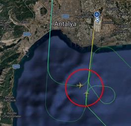 Zur Erstellung dieses Bildes haben die beiden Flugverläufe übereinander gelegt, als visuelle Annäherung: Von links kommt der Jet-2-Flieger, von unten der Tui-Jet.