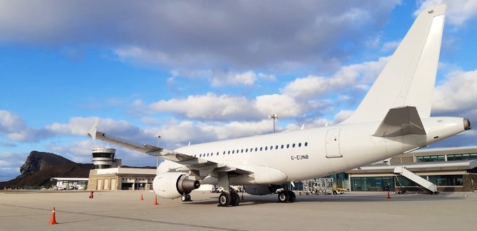 ... the charter airline Titan Airways. They continue to fly the aircraft with the same registration number - and have already landed on St. Helena. The other A318 is being grounded because of the Corona crisis.