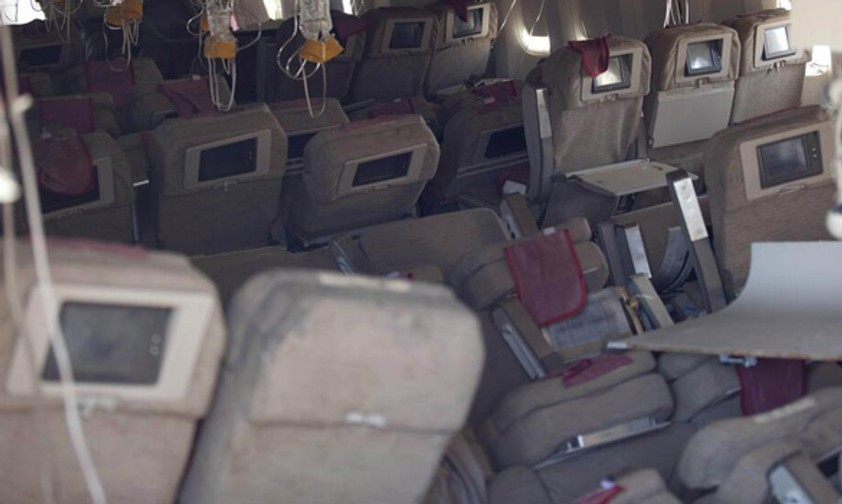 Innenraum des Flugzeuges: Durcheinandergewirbelte Sitze.
