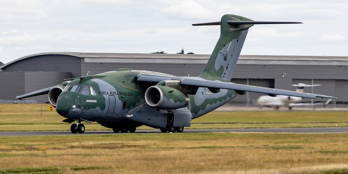 Für militärische Fracht ist die Embraer C-390 vertreten.