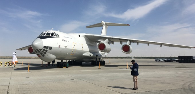 Das wohl älteste Flugzeug der Dubai Air Show: Eine Ilyushin Il-76. Der ...