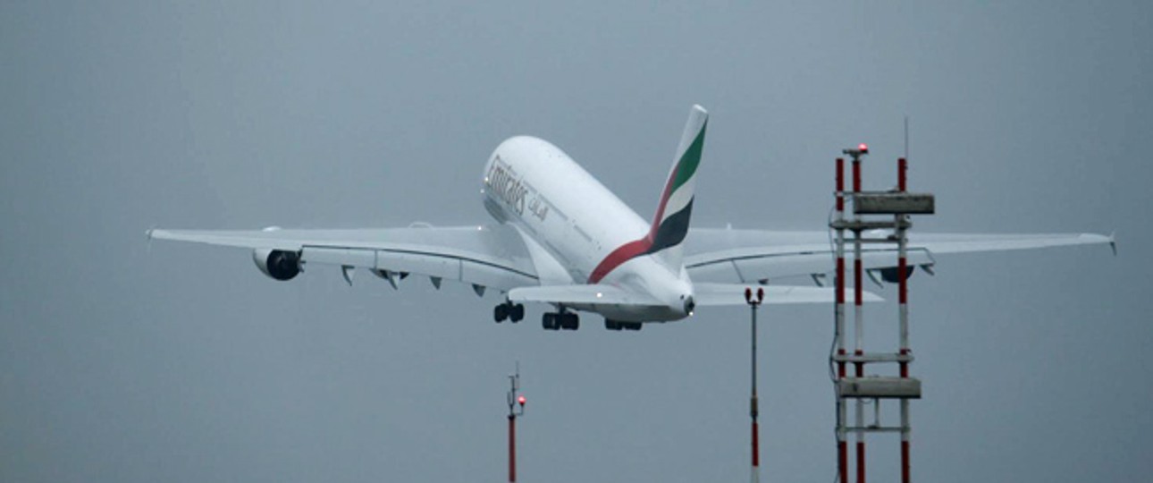 Airbus A380 von Emirates in Hamburg-Finkenwerder.