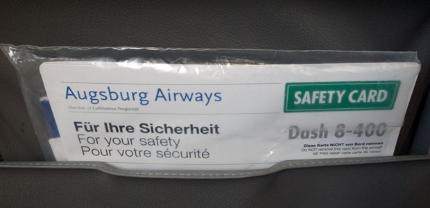 Sicherheitsanweisungen auf einer Dash 8-400 von Augsburg Airways: Neue Strecke.