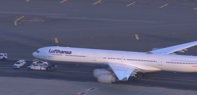 Der beschädigte A340: Kommt später in Düsseldorf an als geplant.