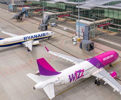 Flugzeuge von Ryanair und Wizz Air am Flughafen Wroclaw: Laut einer DLR-Analyse bietet Wizz Air die durchschnittlich günstigsten Preise.