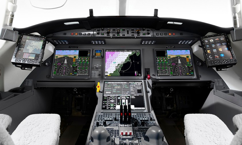 Auf Platz 3 befinden sich mit einem MOM von 0.90 die Modelle Falcon 7X (Cockpit im Bild zu sehen) und Falcon 8X von Dassault Aviation. Auch für die noch im Bau befindliche Falcon 6X gibt der Hersteller diesen Wert dann. Dazu gesellen sich Bombardier Global 5500 und Global 6500.