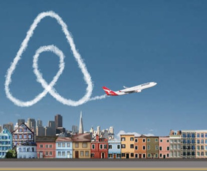 Eine Qantas-Maschine malt das Airbnb-Logo in den Himmel. So werben die Partner für sich.