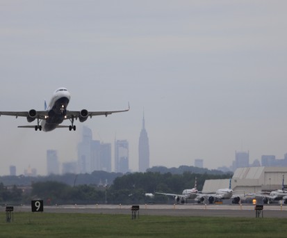 Flugzeug beim Start in New York JFK: Tausende Flüge verspätet.
