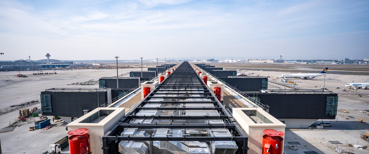 Blick auf ein Pier des neuen Terminals 3 am Flughafen Frankfurt: Viel moderner und sehr geräumig.