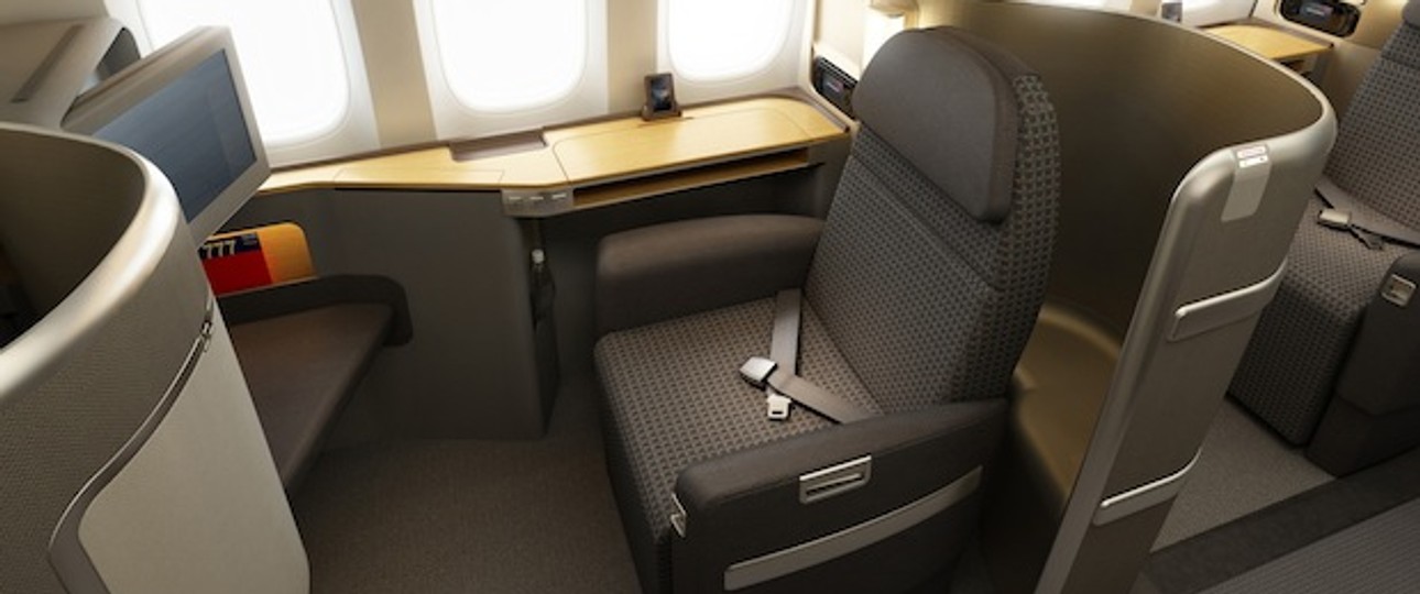 American Airlines bietet als Neuheit den ersten Sitz in der First Class, der sich drehen lässt. Arbeiten und Dinieren mit dem Nachbarn in einer neuen Dimension.